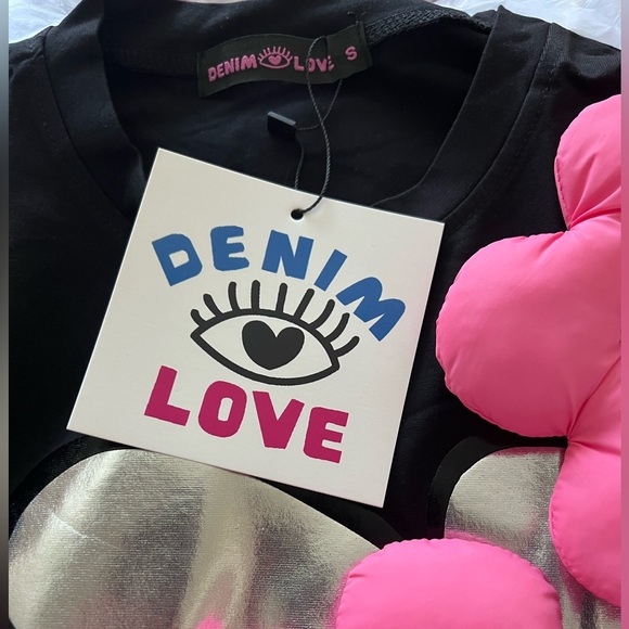 Black Stylish T-shirt with Puffy Pink Flowers attached. Small, Medium and Large - Picture 6 of 6